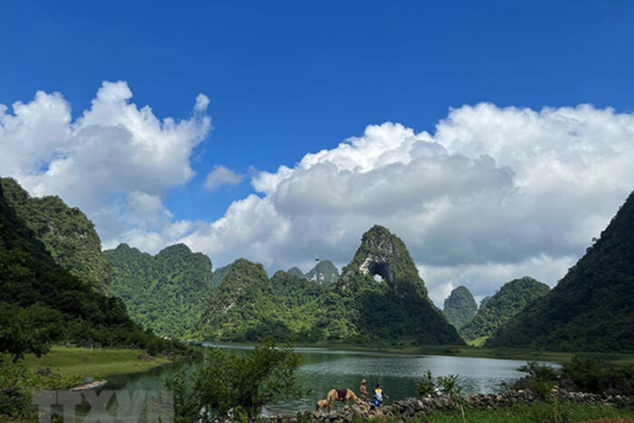 Danh lam thắng cảnh “Mắt Thần núi” nằm bên hồ Nặm Chá, thuộc xã Cao Chương, huyện Trùng Khánh (Cao Bằng)
