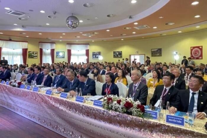 Lãnh đạo MTTQVN, Ủy ban nhà nước về NVNONN, Đại sứ Việt Nam từ 15 nước Châu Âu cùng gần 200 đại biểu đại diện cho các hội đoàn của cộng đồng người Việt từ 23 quốc gia châu Âu tham dự Đại hội. Ảnh: VOV