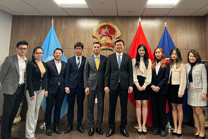 Thứ trưởng Ngoại giao Phạm Quang Hiệu và Đoàn công tác làm việc với đại diện Hội Thanh niên, Sinh viên Việt Nam tại New York.
