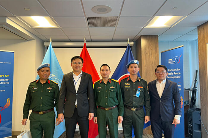Thứ trưởng Phạm Quang Hiệu làm việc với các sĩ quan Việt Nam đang công tác tại Bộ phận Gìn giữ Hòa bình của Liên hợp quốc.