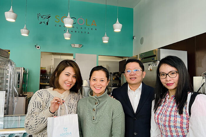 Đoàn thăm cơ sở sản xuất và kinh doanh sô-cô-la của kiều bào trẻ Wendy Lieu