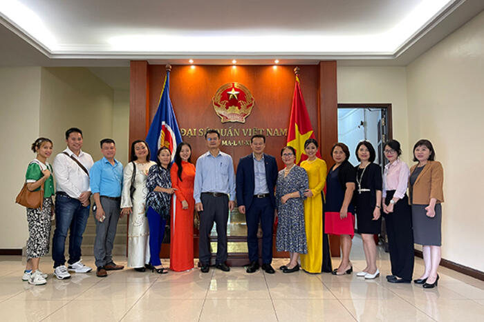 Phó Chủ nhiệm Mai Phan Dũng và Đại sứ Trần Việt Thái cùng thành viên đoàn công tác chụp ảnh lưu niệm cùng một số đại diện hội đoàn và giáo viên giảng dạy tiếng Việt tại Malaysia