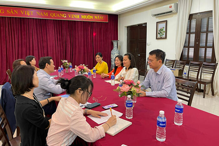 Đoàn làm việc với Đại sứ Trần Việt Thái và các giáo viên nòng cốt của CLB tiếng Việt về công tác giảng dạy tiếng Việt