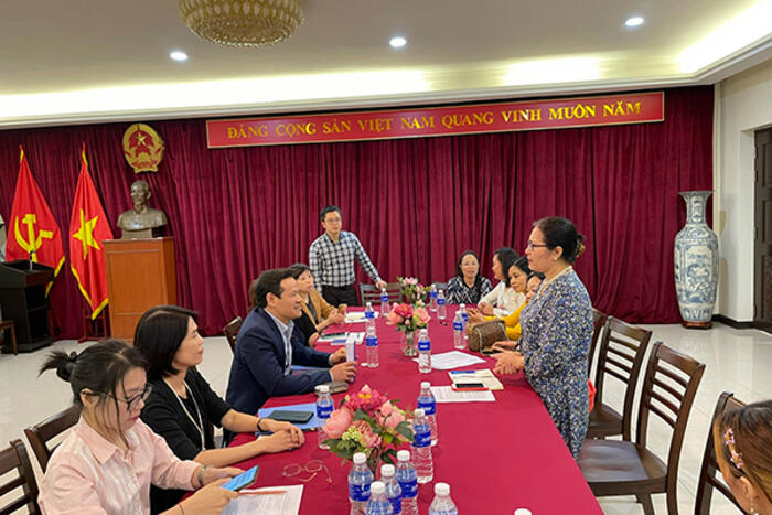 Bà Trần Thị Chang – Chủ tịch Hội hữu nghị Malaysia – Việt Nam thông tin tới Đoàn về tình hình của Hội và Hội phụ nữ VN tại Malaysia