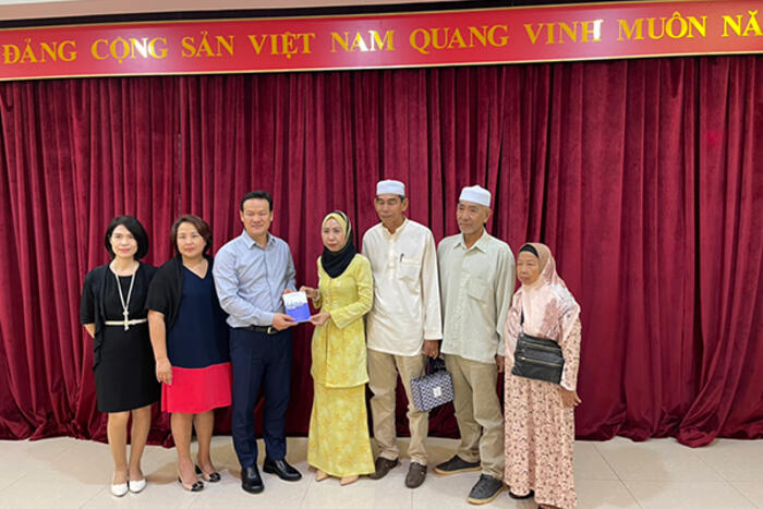 Đoàn tặng sách Sổ tay Hỏi - đáp pháp luật cho Hội người Chăm gốc Việt tại Malaysia