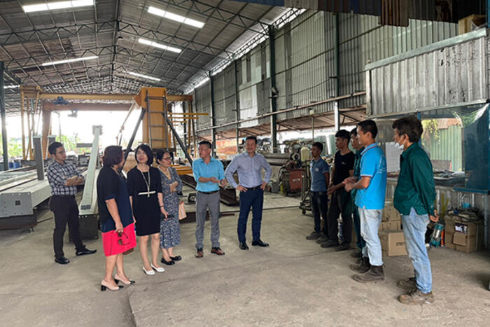 Đoàn đi thăm cơ sở sản xuất cơ khí của anh Nguyễn Quốc Hoàng