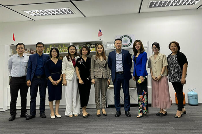 Đoàn chụp ảnh lưu niệm cùng đại diện Hội doanh nhân Việt Nam tại Malaysia