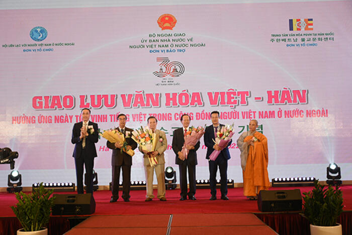 Ban tổ chức tri ân các cá nhân đóng góp tích cực cho quan hệ hai nước Việt Nam-Hàn Quốc