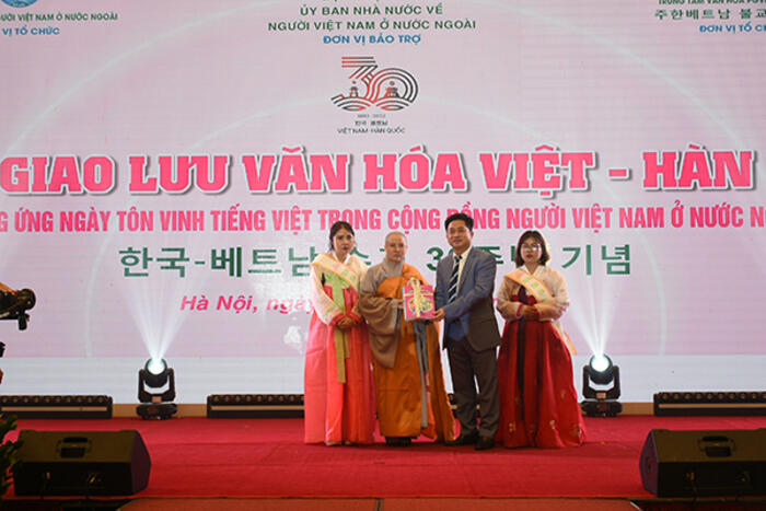 Ông Đinh Hoàng Linh - Vụ trưởng Vụ Thông tin Văn hóa, Ủy ban Nhà nước về NVNONN tặng giáo trình  giảng dạy tiếng Việt cho Trung tâm văn hóa Phật giáo Việt Nam tại Hàn Quốc