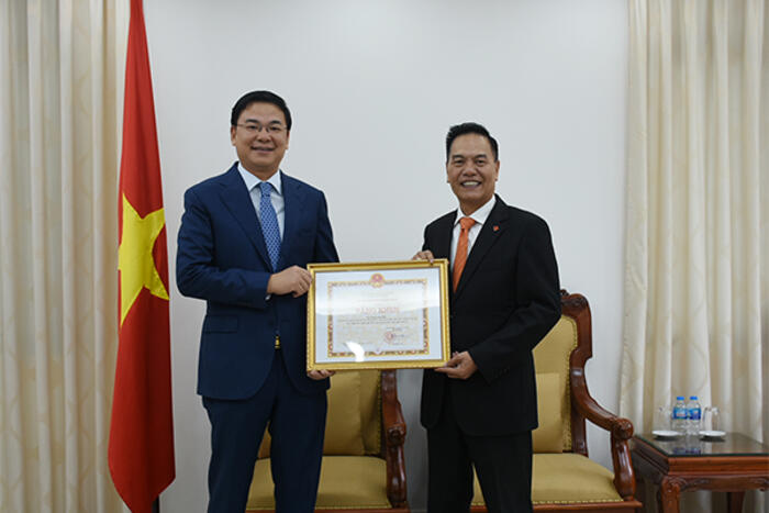 Thứ trưởng Phạm Quang Hiệu trao tặng Bằng khen của Bộ trưởng Bộ Ngoại giao cho ông Nguyễn Hoài Bắc