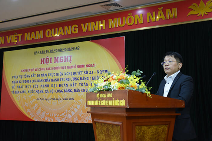 Ông Ngô Trịnh Hà đọc báo cáo của Ban cán sự Bộ Ngoại giao về công tác NVNONN sau 20 năm triển khai Nghị quyết 23