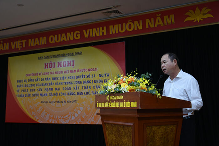 Ông Nguyễn Mạnh Cường - Vụ trưởng Vụ Nghiên cứu Tổng hợp, Ủy ban Nhà nước về NVNONN trình bày tham luận tại Hội nghị
