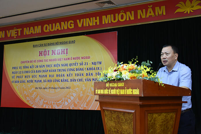 Ông Đặng Thanh Phương- Phó Vụ trưởng Vụ hợp tác Quốc tế và Công tác NVNONN, Ủy ban TW MTTQVN trình bày tham luận tại Hội nghị