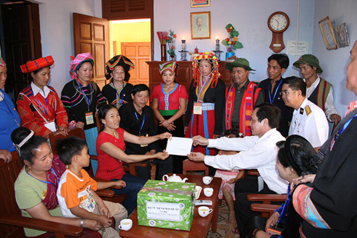 Ông Lê Bá Trình - Phó Chủ tịch Ủy ban Trung ương MTTQ Việt Nam, Trưởng Đoàn công tác và đại biểu các dân tộc thăm các hộ dân ở Trường Sa
