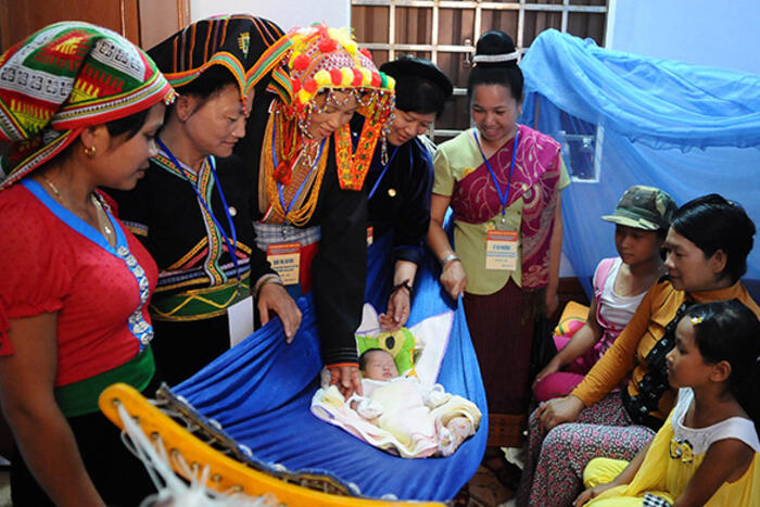 Thăm gia đình anh Nguyễn Tấn Thi ở Thị trấn Trường Sa có con mới sinh trên đảo (nhờ có sự hỗ trợ trực tuyến của các bác sĩ ở đất liền)