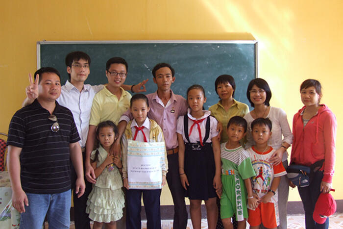 Đoàn công tác của Ủy ban Nhà nước về NVNONN thăm lớp học và tặng quà cho thầy và trò Trường Tiểu học đảo Song Tử Tây