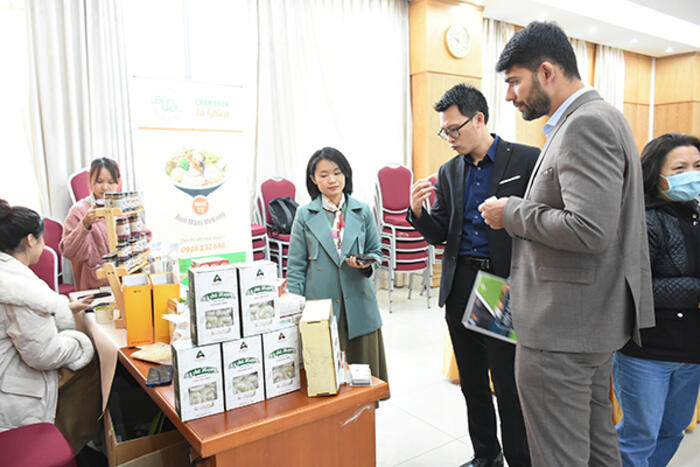 Các đại biểu thăm quan gian hàng giới thiệu sản phẩm nông nghiệp