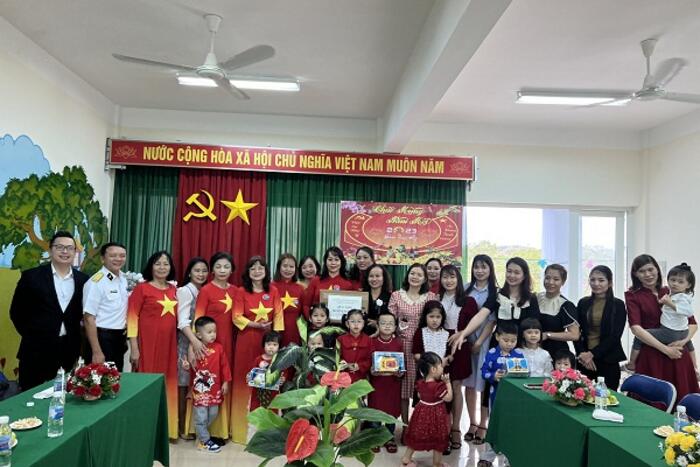 Đại diện Ban liên lạc người Việt châu Âu “Vì biển, đảo Việt Nam” trao quà cho Trường Mầm non Căn cứ Cam Ranh