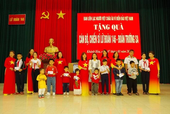 Đại diện Ban liên lạc người Việt châu Âu “Vì biển, đảo Việt Nam” trao 10 suất học bổng cho con em các chiến sỹ đang làm nhiệm vụ tại quần đảo Trường Sa