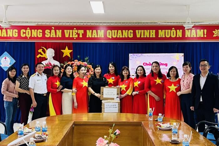 Đại diện Ban liên lạc người Việt châu Âu “Vì biển, đảo Việt Nam” trao quà cho Trường Tiểu học Căn cứ Cam Ranh