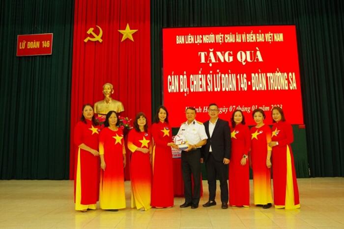 Đại diện Ban liên lạc người Việt châu Âu “Vì biển, đảo Việt Nam”trao tặng 45 quả bóng đá và bóng chuyền cho các chiến sỹ Lữ đoàn 146, trị giá gần 30 triệu đồng