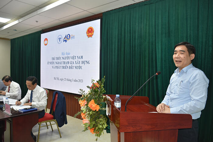 Ông Phạm Việt Hùng trình bày tham luận tại Hội thảo