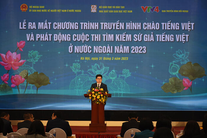 Ông Đinh Hoàng Linh phát biểu về kế hoạch công tác phối hợp giữa UBNN về NVNONN, NXBGDVN và VTV4 trong công tác công tác dạy tiếng Việt cho người Việt Nam ở nước ngoài