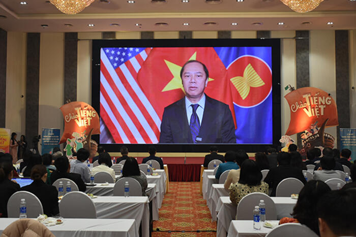 Đại sứ Việt Nam tại Hoa Kỳ Nguyễn Quốc Dũng phát biểu chia sẻ về công tác dạy và học  tiếng Việt tại Hoa Kỳ