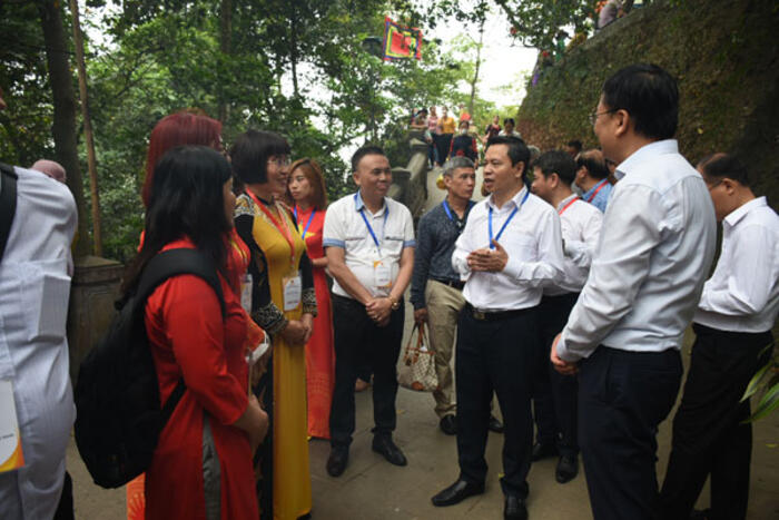 Đoàn nghe Giám đốc Sở Ngoại vụ Phú Thọ giới thiệu thêm về Khu di tích Đền Hùng và Lăng Vua Hùng vương thứ 6