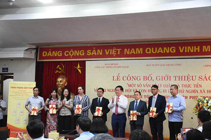 Đồng chí Nguyễn Trọng Nghĩa tặng sách cho một số cơ quan đại diện nước ngoài ở Việt Nam tại buổi lễ