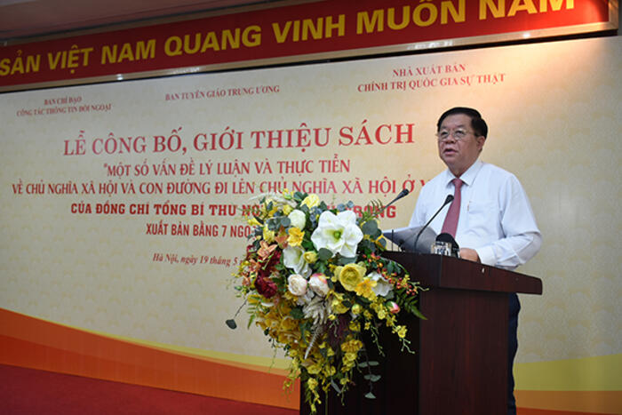 Đồng chí Nguyễn Trọng Nghĩa  phát biểu tại buổi lễ