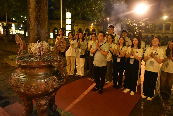 Các đại biểu dâng hương tưởng nhớ các vị Tiên Đế tại Điện Kính Thiên