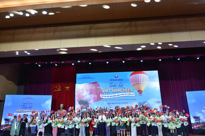 Thứ trưởng Lê Thị Thu Hằng và Phó Chủ tịch UBND thành phố Hà Nội Nguyễn Mạnh Quyền tặng hoa cho các đoàn đại biểu thanh thiếu niên kiều bào từ các nước trở về tham gia Trại hè Việt Nam