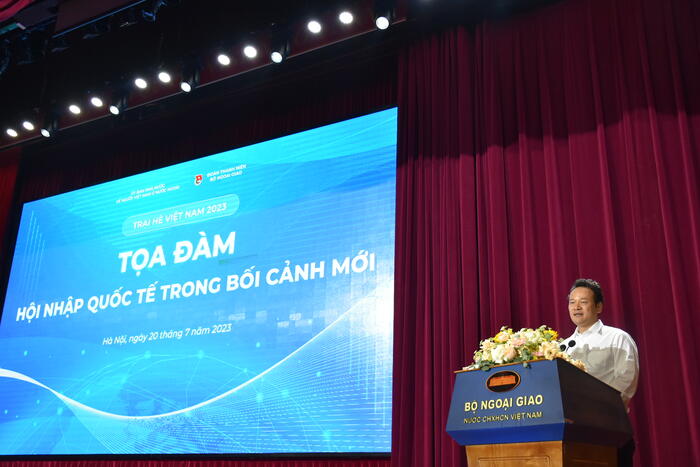 Ông  Mai Phan Dũng phát biểu tại Tọa đàm