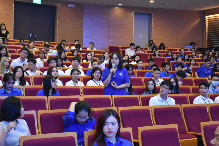 Các bạn trẻ trao đổi, chia sẻ với diễn giả tại Tọa đàm