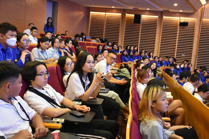Các bạn trẻ  kiều bào giao lưu với diễn giả tại Tọa đàm