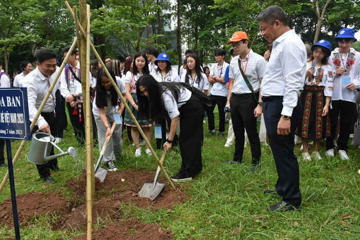 Đoàn đại biểu thanh, thiếu niên kiều bào đã tham gia trồng cây lưu niệm tại vườn cây tại trụ sở Bộ Ngoại giao