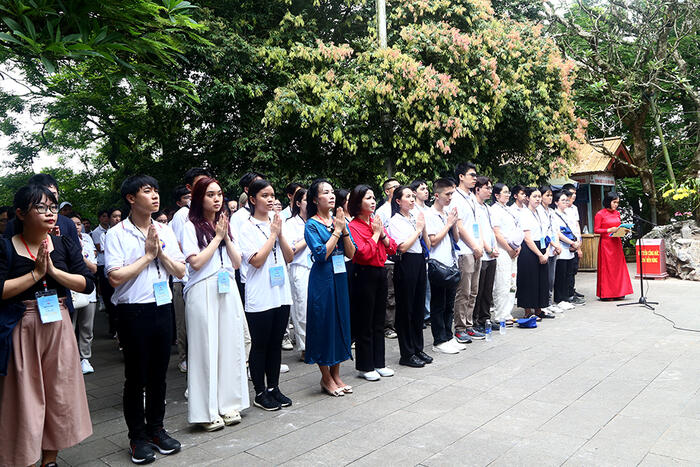 Đoàn thanh niên kiều bào tri ân công đức các Vua Hùng tại Đền Thượng, Khu Di tích lịch sử Đền Hùng.