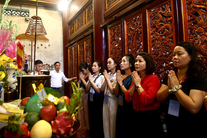 Các đại biểu dâng hương hoa, lễ vật tại Thượng cung.