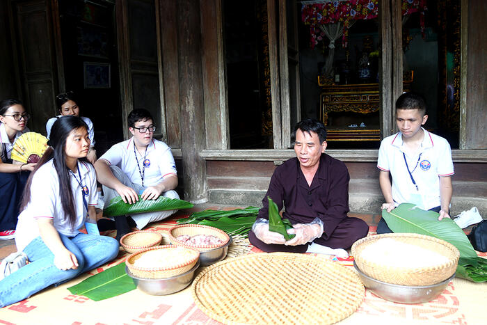 Trải nghiệm gói bánh chưng, bánh giầy tại Điểm Du lịch văn hóa cộng đồng xã Hùng Lô, thành phố Việt Trì