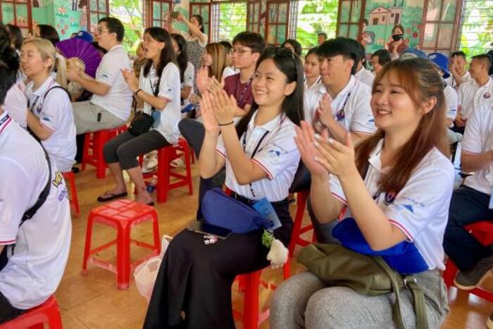 Thanh niên, sinh viên kiều bào hết mình cổ vũ cho tiết mục văn nghệ của trẻ em đến từ Làng Trẻ SOS Thanh Hóa