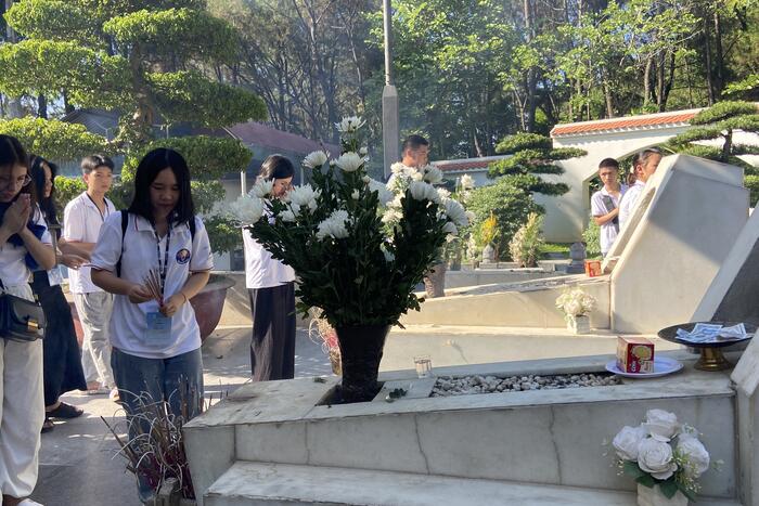 Đại biểu Trại hè Việt Nam 2023 viếng mộ 10 nữ Thanh niên xung phong hy sinh tại Ngã ba Đồng Lộc.