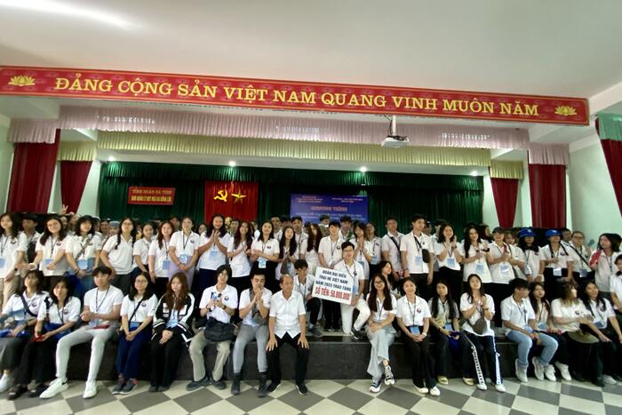Đoàn Đại biểu Trại hè Việt Nam 2023 trao tặng tổng cộng 50 triệu đồng.