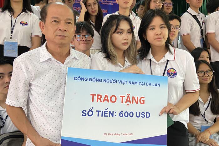 Cộng đồng người Việt Nam tại Ba Lan gửi tặng 600 USD cho Hội Nạn nhân chất độc da cam/dioxin Hà Tĩnh