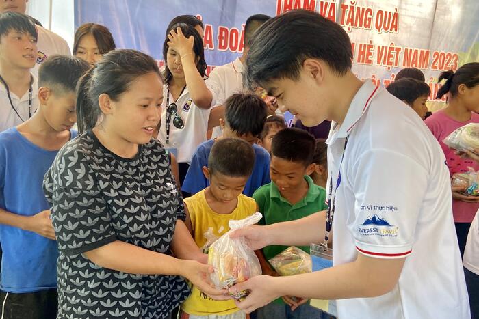 Các bạn trẻ kiều bào tận tay trao quà cho những trẻ em có hoàn cảnh khó khăn Tỉnh Quảng Bình