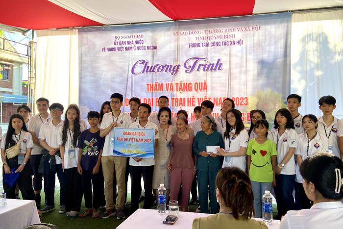Đoàn Đại biểu Trại hè Việt Nam 2023 trao tặng 30 triệu đồng cho Trung tâm Công tác Xã hội Tỉnh Quảng Bình