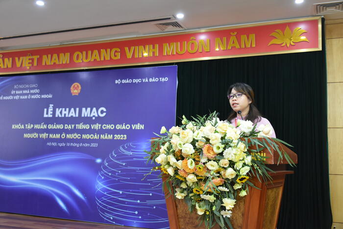 Chị Nguyễn Thị Thu Huyền thay mặt các học viên phát biểu tại buổi lễ