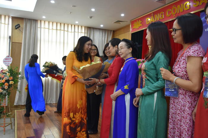 Thứ trưởng Lê Thị Thu Hằng tặng hoa cho đại diện các nước có học viên tham dự khóa tập huấn