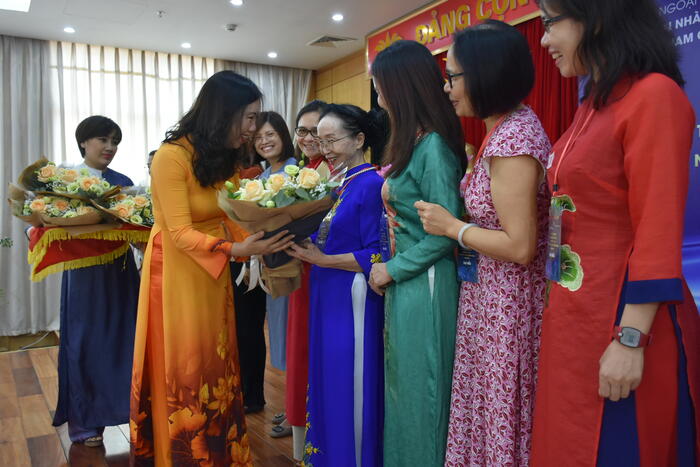 Thứ trưởng Lê Thị Thu Hằng tặng hoa cho đại diện các nước có học viên tham dự khóa tập huấn
