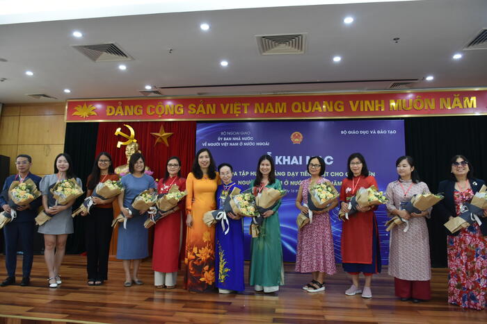 Thứ trưởng Lê Thị Thu Hằng tặng hoa cho đại diện các nước có học viên tham dự khóa tập huấn
